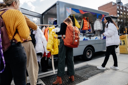 惊现一家“嗖”的一声会跑的快闪店不朽情缘游戏平台前方高能！纽约(图9)